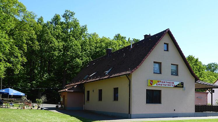 Die Waldsportgaststätte "Akropolis", das Vereinsheim des TSV Ebenhausen, ist vor 50 Jahren eröffnet worden.  Das Jubiläum wird jetzt mit der Eröffnung der Biergartensaison am Vatertag gefeiert. Foto Elisabeth Mehn