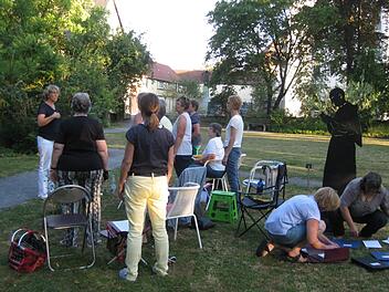 Chorprobe im Novizengarten: Die Frauen des Liedertafel-Chores schätzen die intime Atmosphäre des kleinen Stadtparks. Sabine Scheuble