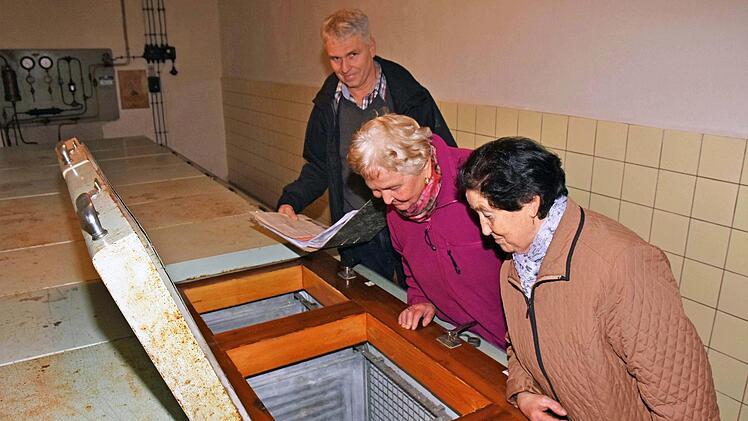 62 Jahre wurde die Gemeinschaftskühlanlage in Steinsfeld mit ihren 18 Fächern rege genutzt. Unser Bild zeigt (von links) den Vorsitzenden der Frostfachgemeinschaft Steinsfeld, Matthias Thein, sowie zwei der Nutzerinnen, Inge Thein und Dora Ort.Ulrike Langer