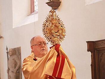Pater Rudolf Theiler segnete am Ende der Andacht mit der Monstranz.