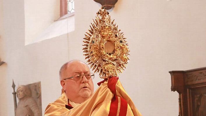 Pater Rudolf Theiler segnete am Ende der Andacht mit der Monstranz.