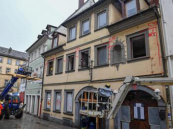 Das Technische Hilfswerk sichert zunächst das Gebäude in der Sandstraße in Bamberg von innen. Außen soll ein Stützkorsett aufgebaut werden. Foto: Ronald Rinklef