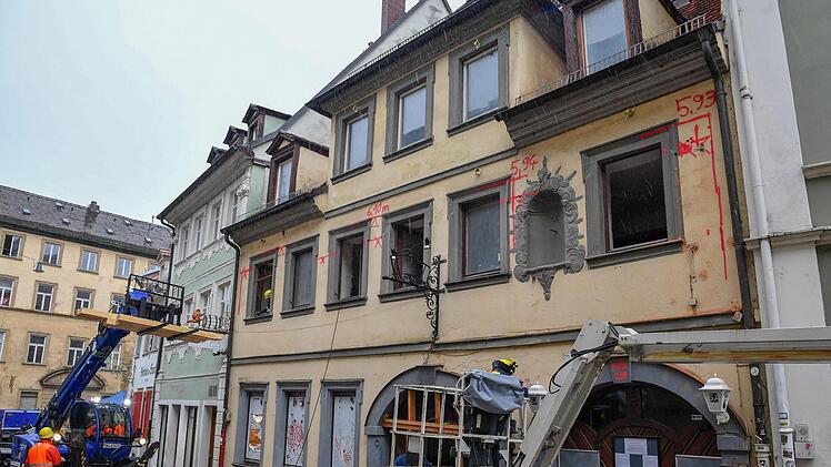 Das Technische Hilfswerk sichert zunächst das Gebäude in der Sandstraße in Bamberg von innen. Außen soll ein Stützkorsett aufgebaut werden. Foto: Ronald Rinklef