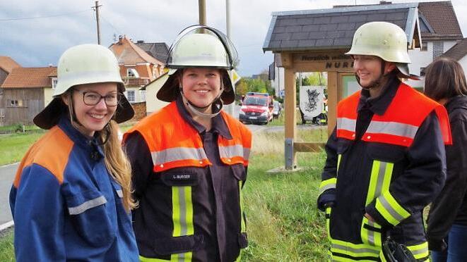 Erstmals nahmen an einer Großübung drei weibliche Wehrleute von der Nurner Feuerwehr teil. Dies waren (von links) die Jugendgruppensprecherin Sandy Förtsch, Lea Burger und Katharina Pensel.  Foto: Hans Franz