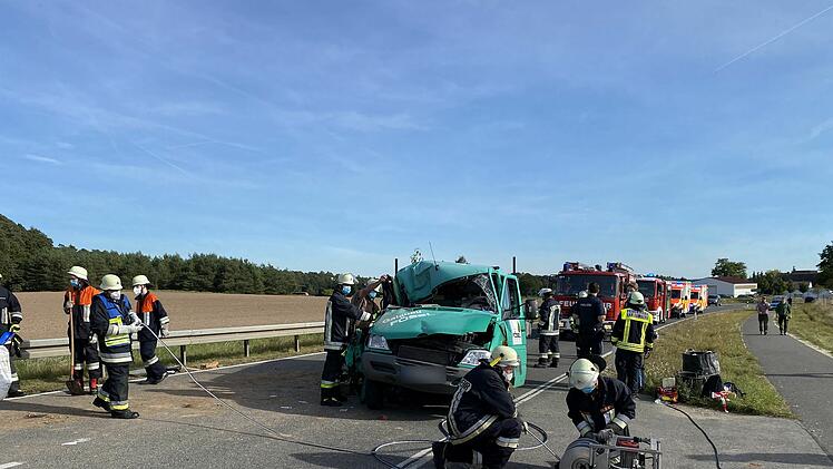 Transporter und Traktor kollidieren