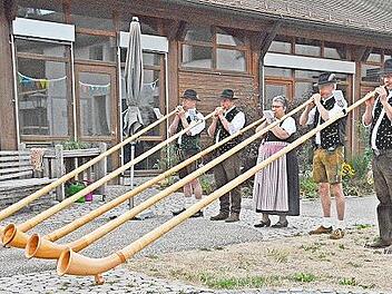 Die Alphornbläser "Schwarze Berge" spielen in Maria Bildhausen.