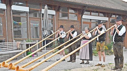 Die Alphornbläser "Schwarze Berge" spielen in Maria Bildhausen.