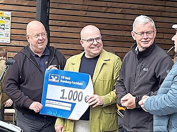 Bei der Scheck&uuml;bergabe (v. l.) J&uuml;rgen Christa, Peter Muhr, Matthias Deuber, Wolfgang M&ouml;hrlein und Georg Lunz.
