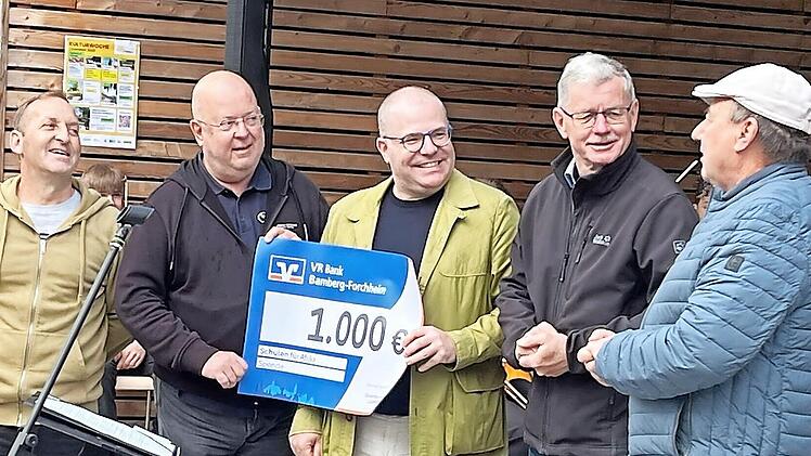Bei der Scheck&uuml;bergabe (v. l.) J&uuml;rgen Christa, Peter Muhr, Matthias Deuber, Wolfgang M&ouml;hrlein und Georg Lunz.