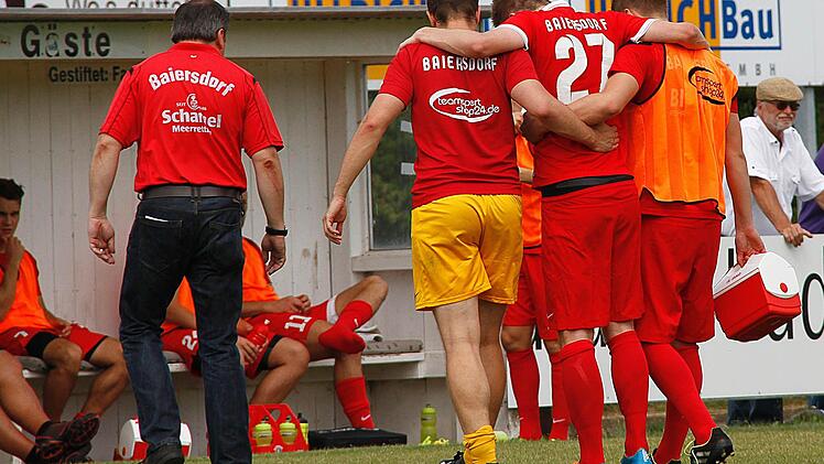 Die Verletzung von Fabian Schwab (Nr. 27) ereignete sich in der 23. Minute nach einem Foul von Danny Schlereth. Mittlerweile steht fest: Außen- und Syndesmoseband des Baiersdorfers sind beschädigt.  Fotos: Rene Ruprecht