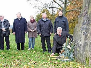 Ein Bukett legte Bürgermeister Hennemann am Gedenkstein nieder.  Foto: Ralf Kestel