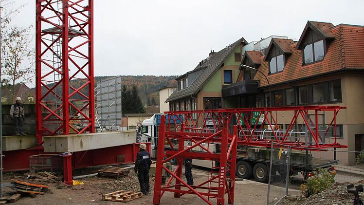 Das Verladen geschieht direkt an der Straße gegenüber vom Café Vogler.