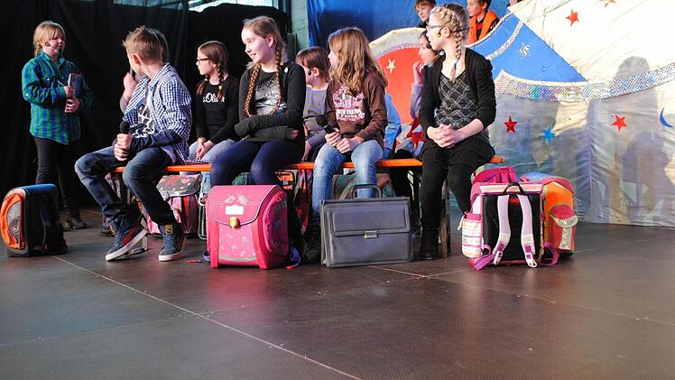 Mit lustigen Schulsketchen brachten sich die Schüler der Grundschule mit ein. Foto: Evelyn Schneider