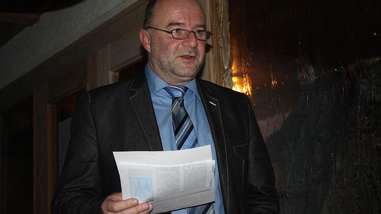Bürgermeister Werner Stöcker (links) berichtete über aktuelle Entwicklungen in der Gemeinde wie den Breitbandausbau. Foto: Sonja Werner