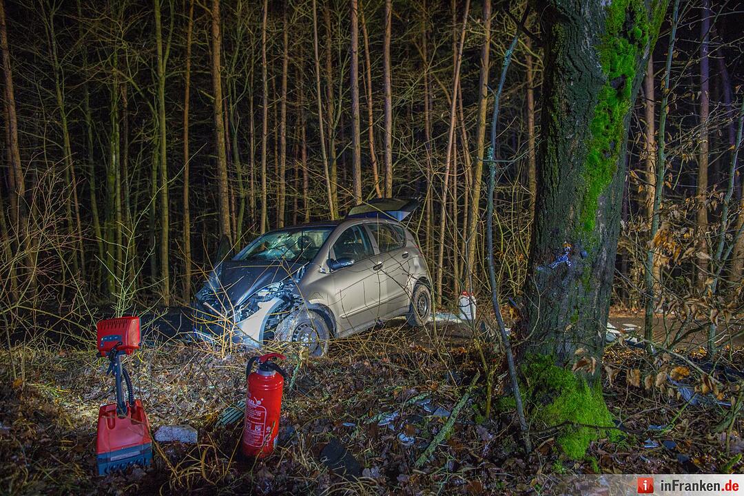 Pkw kracht gegen Baum bei Schwarzenbruck