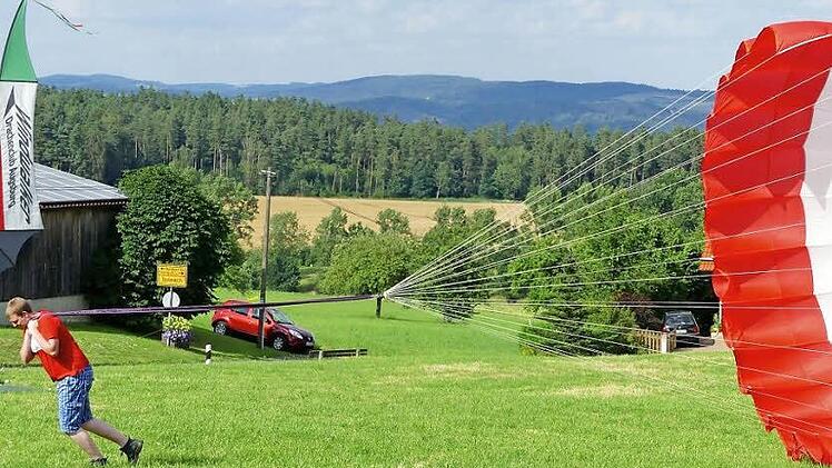 Der Bol-Drachen ist nur schwer zu halten, wenn einmal Wind reinkommt. Fotos: Dieter Hübner
