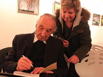 Von wegen aufstehen und gehen - Pfarrer Hellgeth hatte noch Pflichten nachzugehen. Signieren kam auf ihn zu.  Foto: Markus Häggberg