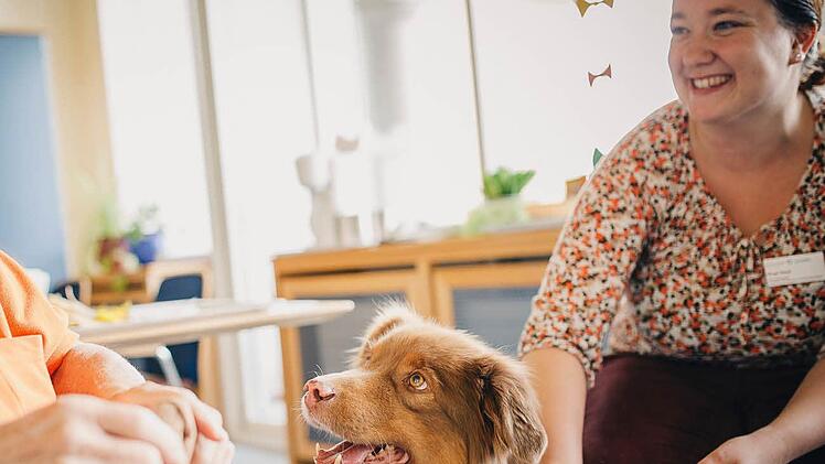 Mal Ruhe und Zuneigung, dann wieder wildes Spiel: Takoda passt sich der Gefühlslage der Patienten an. Gemeinsam mit Sozialpädagogin Birgit Rauh bringt der Therapiehund Freude in den Klinik-Alltag.  Fotos: Manuel Stark
