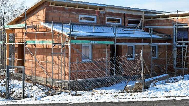 Der Umbau des Versorgungsgeb&auml;udes am Freibad geht z&uuml;gig voran. Foto: Isolde Krapf