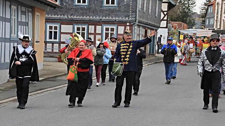 Bürgermeister Helmut Dietz und sein Stellvertreter Dieter Reisenweber als Gendarm und Bischof führen mit Musketier Norbert Scheichenost und Zirkusdirektor Martin Mölter den Zug an.  Foto: Helmut Will