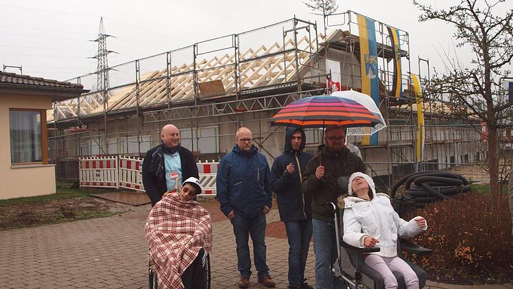 Auch Klienten der Fördergruppe wohnten dem Richtfest bei und freuten sich über den Baufortschritt.