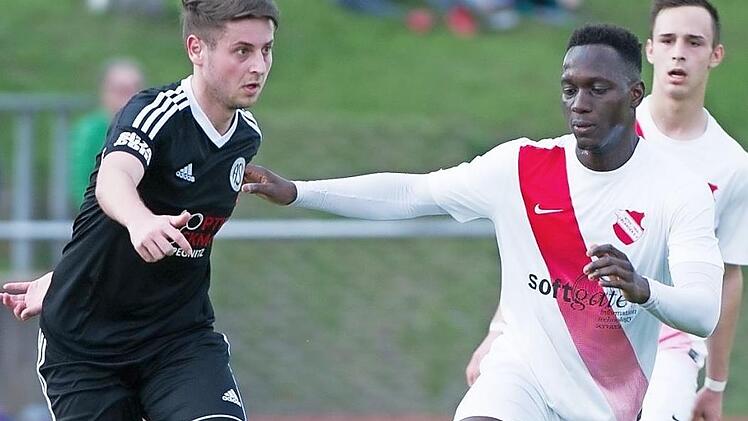 Kevin Eckert (li.) duellierte sich in der Hinrunde u.a. mit dem an die Tür zur Bayernliga klopfenden ATSV Erlangen (re. Vignon Amegan). In der Rückrunde läuft er für den SC Kühlenfels auf.  Foto: Sportfoto Zink