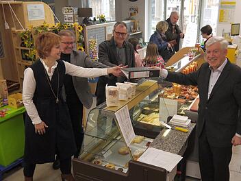 Die Geschäftsführung wechselt, der Dorfladen bleibt: Petra Eckert, Gerhard Schramm, Roland Schultheiß und Wolfdietrich Fäcks (von links) hoffen, dass die Rossacher ihr Nahversorgungsangebot künftig  noch ein kleines bisschen besser zu schätzen lernen.Berthold Köhler