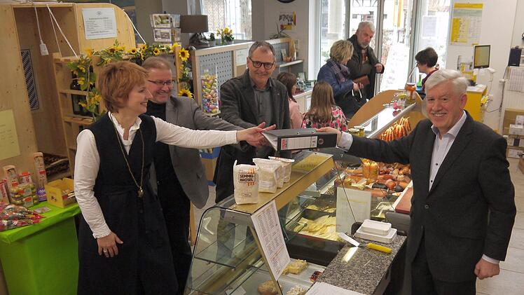 Die Geschäftsführung wechselt, der Dorfladen bleibt: Petra Eckert, Gerhard Schramm, Roland Schultheiß und Wolfdietrich Fäcks (von links) hoffen, dass die Rossacher ihr Nahversorgungsangebot künftig  noch ein kleines bisschen besser zu schätzen lernen.Berthold Köhler