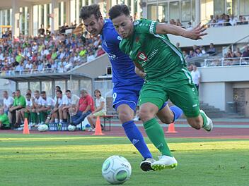 Schnell und zweikampfstark: Der Schweinfurter Linksverteidiger Gianluca Lo Scrudato (gr&uuml;n), der seinen Vertrag beim FC 05 um ein Jahr verl&auml;ngert hat.  Marion Wetterich