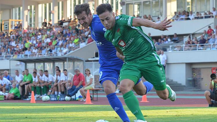 Schnell und zweikampfstark: Der Schweinfurter Linksverteidiger Gianluca Lo Scrudato (gr&uuml;n), der seinen Vertrag beim FC 05 um ein Jahr verl&auml;ngert hat.  Marion Wetterich