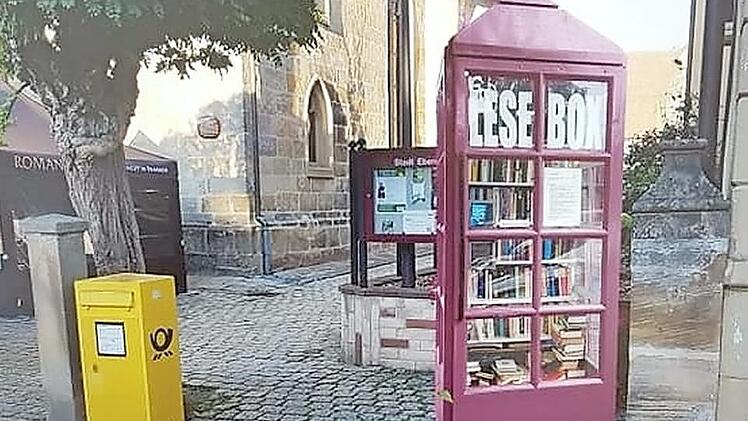 So könnte der neue Bücherschrank aussehen, wenn er am Standort der früheren Telefonzelle am Kirchplatz in Ebern aufgestellt wird. In der Facebookgruppe "Bücherschrank Ebern" ist dieser Standort eindeutig der Favorit.   Foto und Montage Frank Ziegler