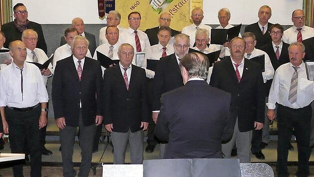 Die Einheit funktionierte auch hier: S&auml;nger aus allen Ch&ouml;ren sangen gemeinsam.  Foto: Karin G&uuml;nther