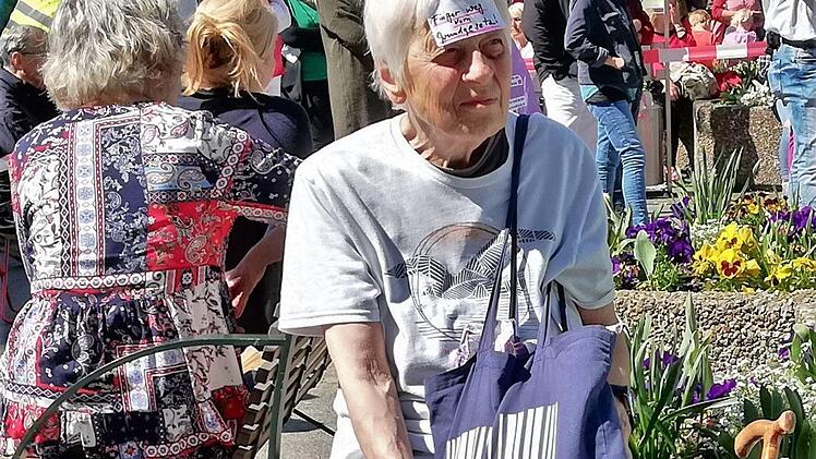 "Finger weg vom Grundgesetz": Menschen aller Altersgruppen beteiligten sich aktiv an der Anti-Corona-Demo. Foto: Sigismund von Dobschütz