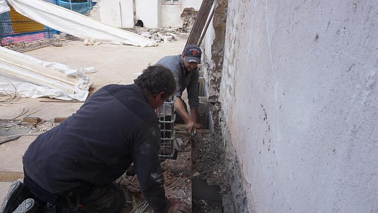 Die Säuberung des ehemalige Dachs der Sakristei kann nur in Handarbeit  geschehen. Foto: Marion Eckert