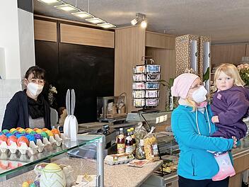 Endlich wieder im Ort einkaufen zu können, darüber freut sich Jenny Nitsche mit ihrer Tochter Luna. Mit Dorothea Wolfschmidt (links) hat sich eine neue Pächterin für die Räume des ehemaligen Heilgersdorfer Dorfladens gefunden.