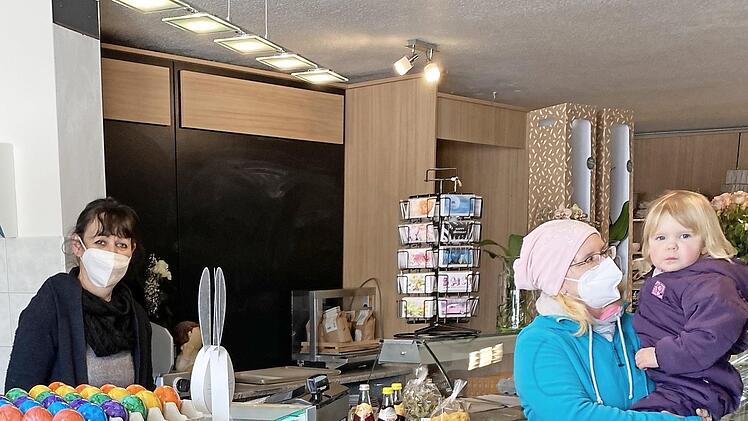 Endlich wieder im Ort einkaufen zu können, darüber freut sich Jenny Nitsche mit ihrer Tochter Luna. Mit Dorothea Wolfschmidt (links) hat sich eine neue Pächterin für die Räume des ehemaligen Heilgersdorfer Dorfladens gefunden.