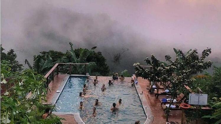 Baden im Pool eines Hostels in der Nähe von Minca in den Bergen der Sierra Nevada.