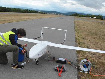 25 Kilogramm bringt das Fluggerät auf die Waage und hat eine Spannweite von 3,60 Metern. Am Flugplatz Grasberg wurde das deutschlandweit einmalige Projekt vorgestellt. Foto: Hanns Friedrich
