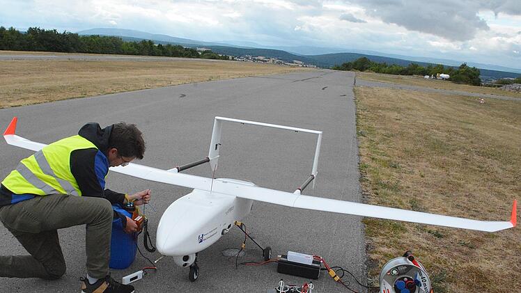 25 Kilogramm bringt das Fluggerät auf die Waage und hat eine Spannweite von 3,60 Metern. Am Flugplatz Grasberg wurde das deutschlandweit einmalige Projekt vorgestellt. Foto: Hanns Friedrich