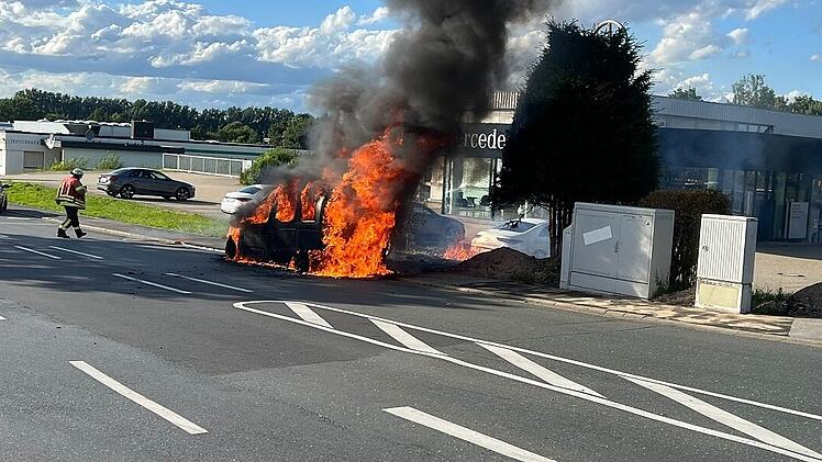 Autobrand vor Autohaus in Lichtenfels