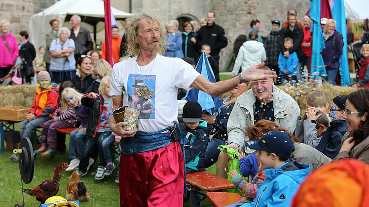 Auch die Rolle des Zauberers füllt Dieter Schetz auf seine ganz eigene, kautzige Art und Weise aus. Und er kommt damit nicht nur bei den Kleinen an, sondern auch bei ihren Eltern.