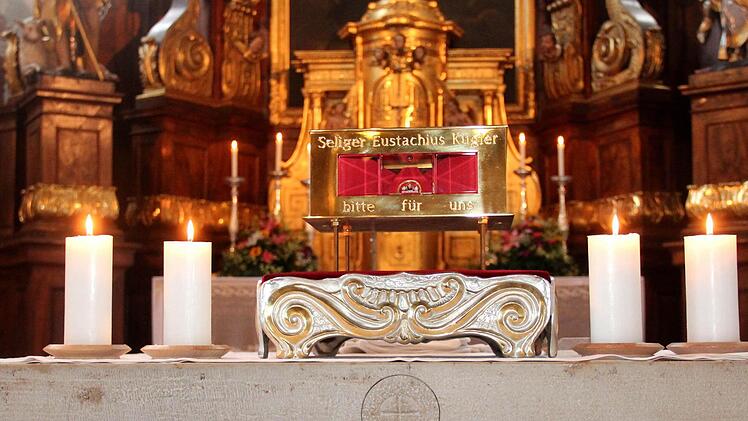 Der Reliquienschrein auf dem Hochaltar von St. Georg. Foto: Blum