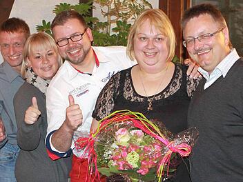 Die neue Vorsitzenden der 1. Großen Karnevalsgesellschaft Bad Brückenau, die sich trauen, Thomas Haubold, Katharina Pankerl, Matthias Grief und die sichtlich gerührt scheidenden Vorsitzenden Gabi Pankerl und Dieter Seban.  Foto: Thomas Dill