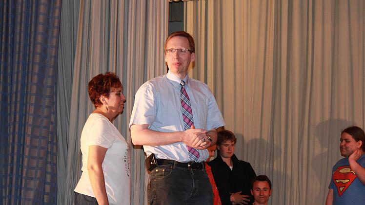 Rektor Hartmut Weiß und seine Stellvertreterin Luise Pannek bedankten sich bei den Schülern. Foto: Katharina Becht