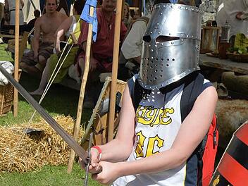 Die Waffen wurden bei Crana Historica oft gezückt, doch nicht um Schaden zu verursachen, sondern um Geschichte zu vermitteln. Das klappte nicht nur mit Kampfvorführungen, sondern auch beim Kochen, Einkaufen und mit Musik. Hier zeigen wir einige Impressionen vom vierten Crana-Historica-Festival auf der Festung Rosenberg in Kronach. Ronald Rinklef