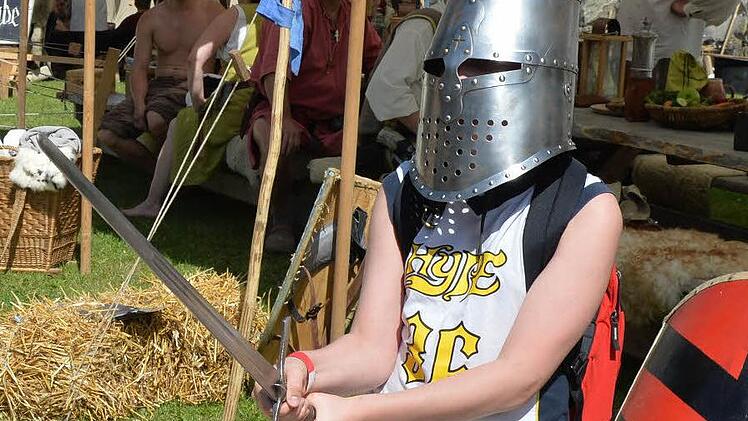 Die Waffen wurden bei Crana Historica oft gezückt, doch nicht um Schaden zu verursachen, sondern um Geschichte zu vermitteln. Das klappte nicht nur mit Kampfvorführungen, sondern auch beim Kochen, Einkaufen und mit Musik. Hier zeigen wir einige Impressionen vom vierten Crana-Historica-Festival auf der Festung Rosenberg in Kronach. Ronald Rinklef