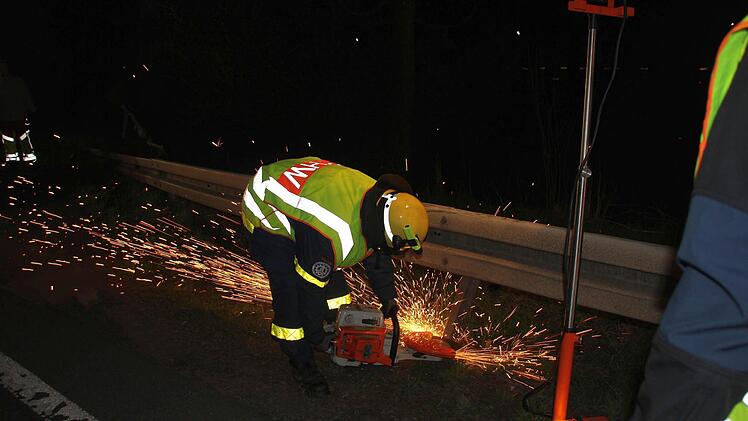 Die Männer des THW setzten eine Flex zum Abtrennen der Leitplanke ein.  Foto: Friedwald Schedel