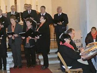 Der Gesangverein Hummendorf (links) und die Akkordzithergruppe Fingerspringer überzeugten bei einem Benefizkonzert in der Martin-Luther-Kirche in Hummendorf. Foto: Karl-Heinz Hofmann