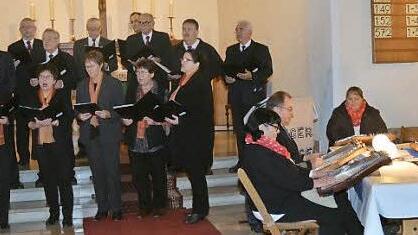 Der Gesangverein Hummendorf (links) und die Akkordzithergruppe Fingerspringer überzeugten bei einem Benefizkonzert in der Martin-Luther-Kirche in Hummendorf. Foto: Karl-Heinz Hofmann