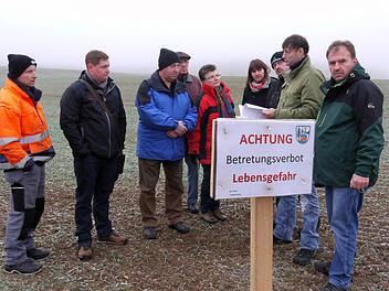 Betreten verboten: Robert Prell, Dietmar Schnapp, Theo Böhmer, Heinrich Böhmer, Cornelia Meixner, Manuela Krauß, Christian Weyer, Jürgen Finkel und Wolfgang Hornung (von links) wehren sich dagegen, dass sie die Kosten für die Kampfmittelräumung auf ihren Ackerflächen zwischen Unterbrunn und Rattelsdorf übernehmen sollen. Foto: Berthold Köhler